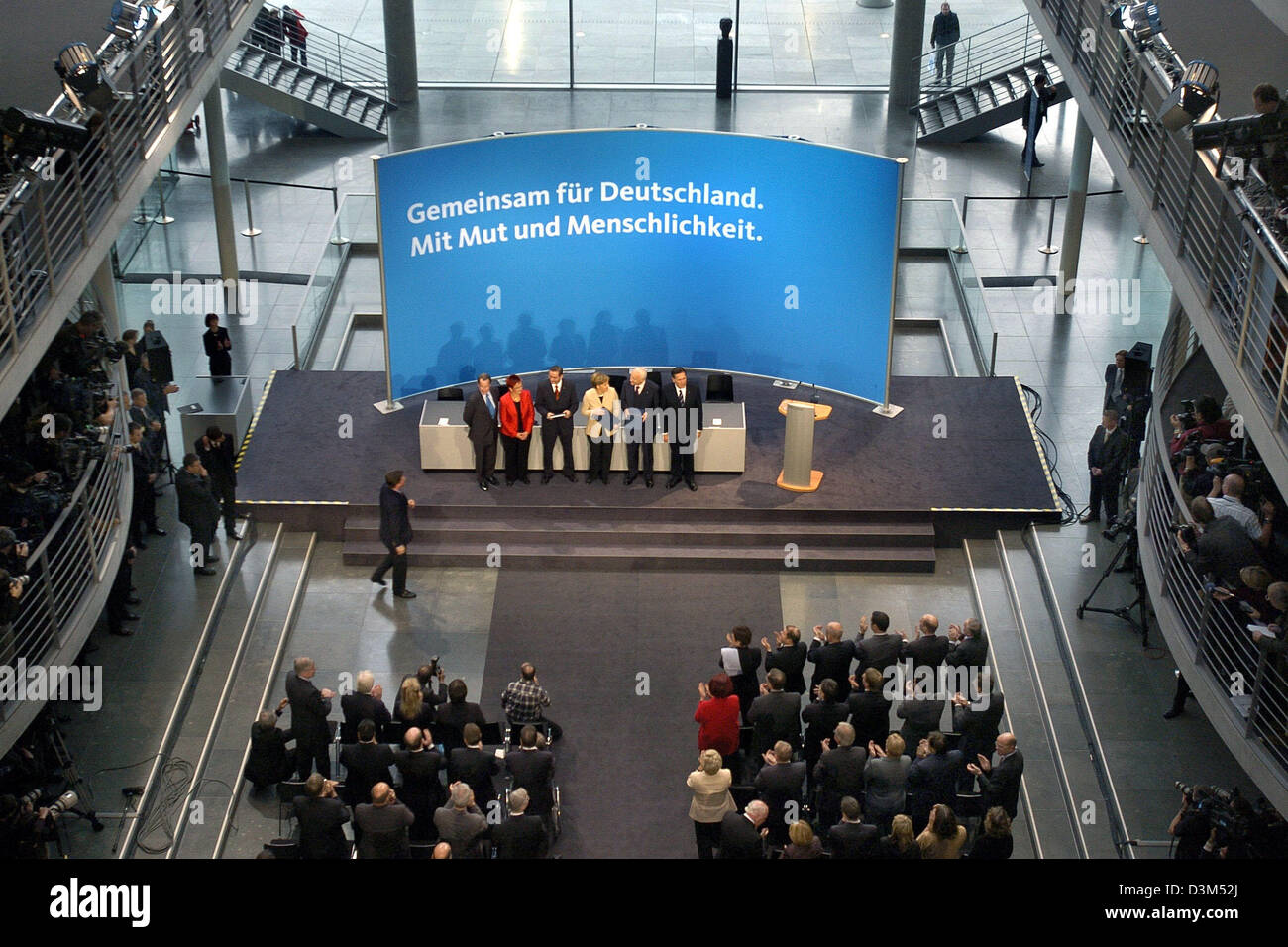 (Dpa) - (von L) Franz Muentefering, stellvertretender Vorsitzender der Sozialdemokraten (SPD), Elke Ferner, stellvertretende Vorsitzende der SPD parlamentarische Fraktion, Matthias Platzeck, zum neuen Vorsitzenden der SPD, Angela Merkel, Vorsitzende der Christlich Demokratischen Union (CDU) und durchführende Bundeskanzlerin, Edmund Stoiber, Vorsitzender von die konservative christlich soziale Union (CSU), Michael G Stockfoto