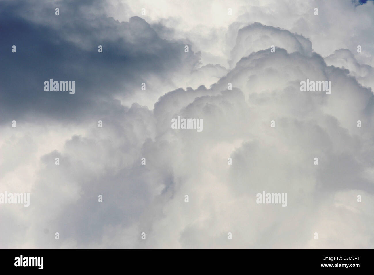 (Dpa) - Wolken Heap in der Herbsthimmel in Lido di Camaiore, Italien, 21. Oktober 2005 abgebildet. Foto: Heiko Wolfraum Stockfoto