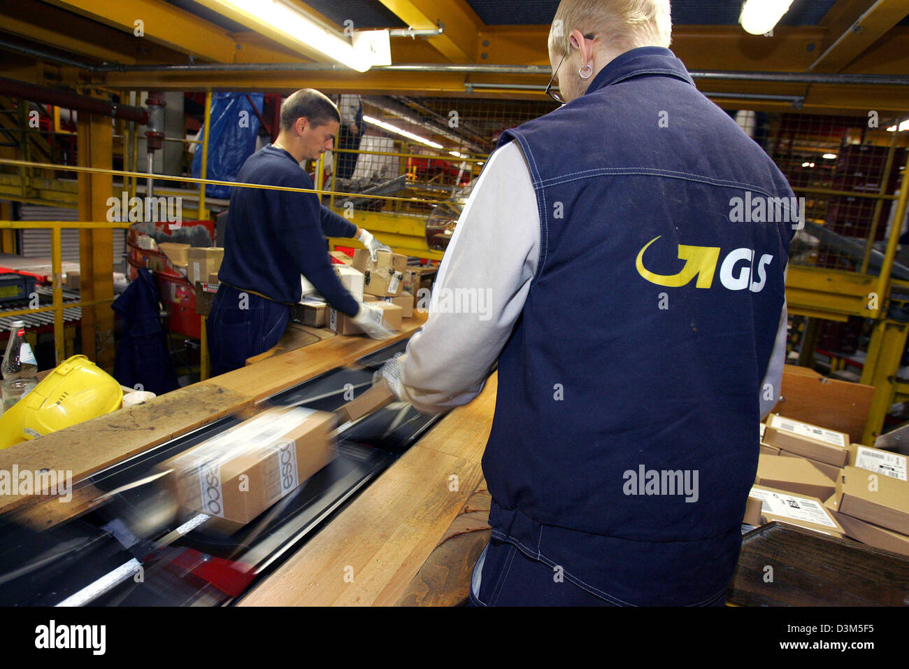 (Dpa) - Center Personal der Parzelle Servicepakete General Logistics Systems (GLS) Art und Pakete an die Sendung in Neuenstein, Deutschland, Dienstag, 22. November 2005. Der Hauptsitz von Europas drittgrößte Paketdienst befindet sich in Neuenstein. Foto: Uwe Zucchi Stockfoto