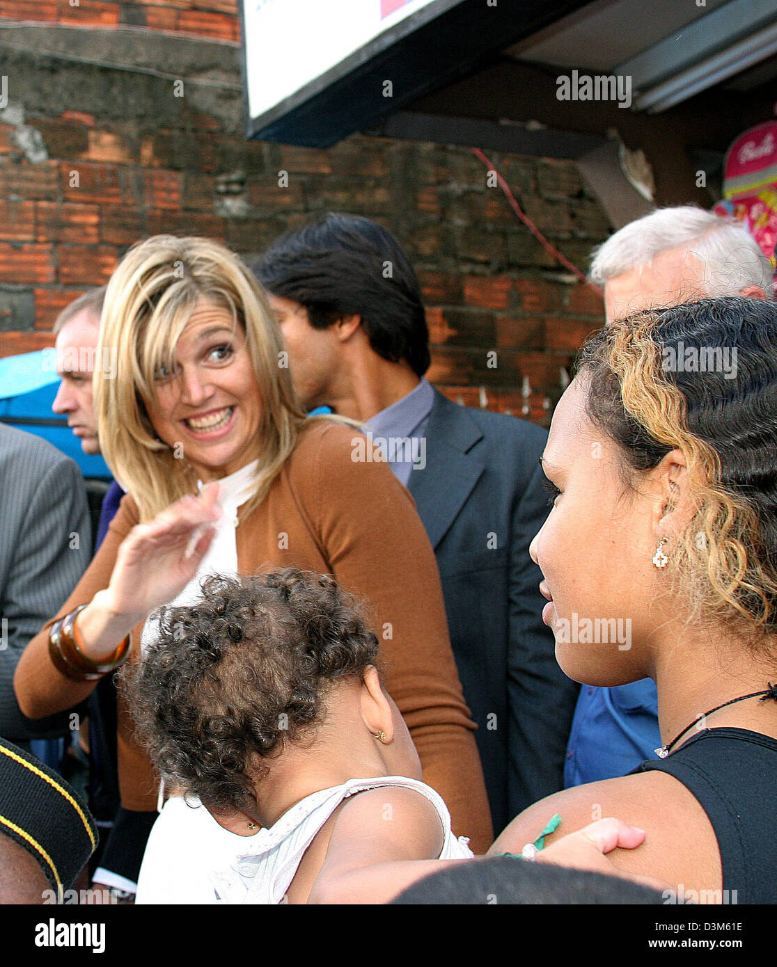 (Dpa) - das Bild zeigt Prinzessin Maxima der Niederlande besucht ein Projekt der brasilianischen Bank Banco Real im Slum Paraisopolis von Sao Paulo, Brasilien, 28. November 2005. (NIEDERLANDE) Foto: Albert Nieboer Stockfoto