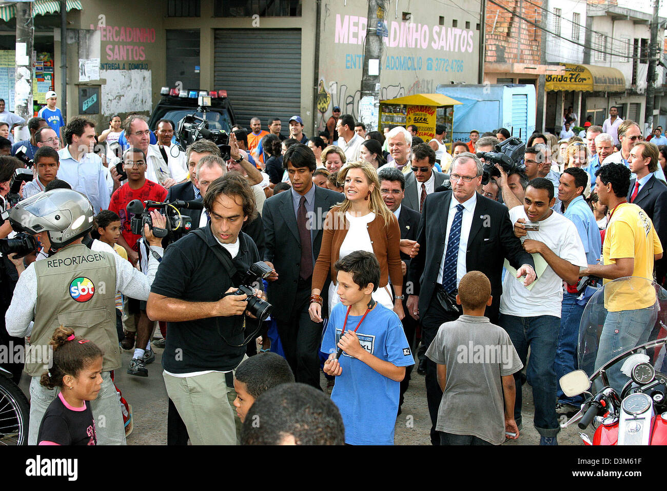 (Dpa) - das Bild zeigt Prinzessin Maxima der Niederlande besucht ein Projekt der brasilianischen Bank Banco Real im Slum Paraisopolis von Sao Paulo, Brasilien, 28. November 2005. (NIEDERLANDE) Foto: Albert Nieboer Stockfoto
