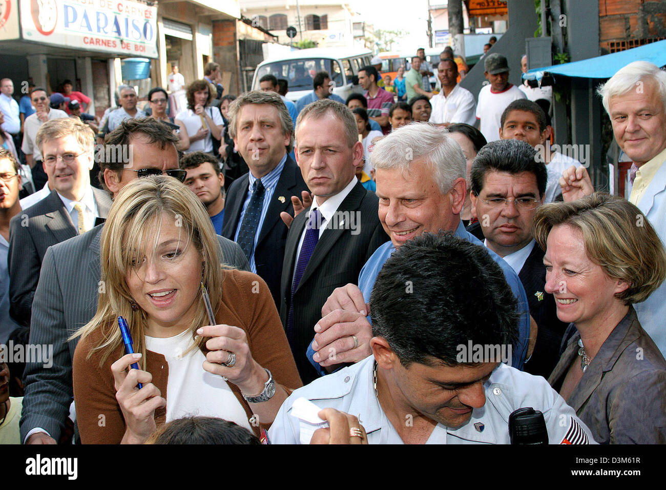(Dpa) - Kronprinzessin Maxima der Niederlande (L) Visites ein Projekt der brasilianischen bank Banco Real im Stadtteil Paraisopolis von Sao Paulo, Brasilien, 28. November 2005.  (NIEDERLANDE) Foto: Albert Nieboer Stockfoto