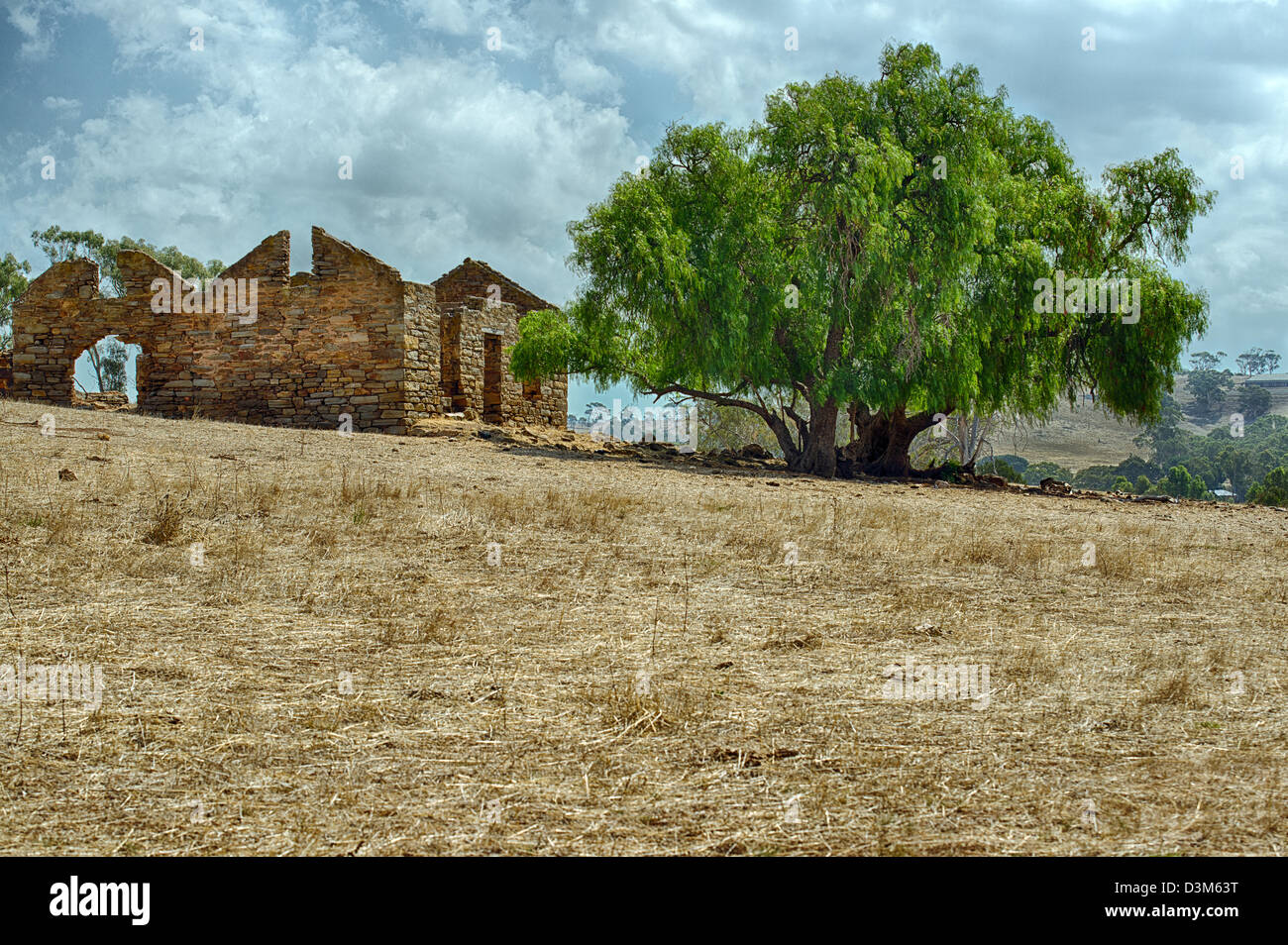 Ruinen von ein altes Gehöft sitzt in einem trocken-Hof in Dürre betroffenen South Australia. Stockfoto