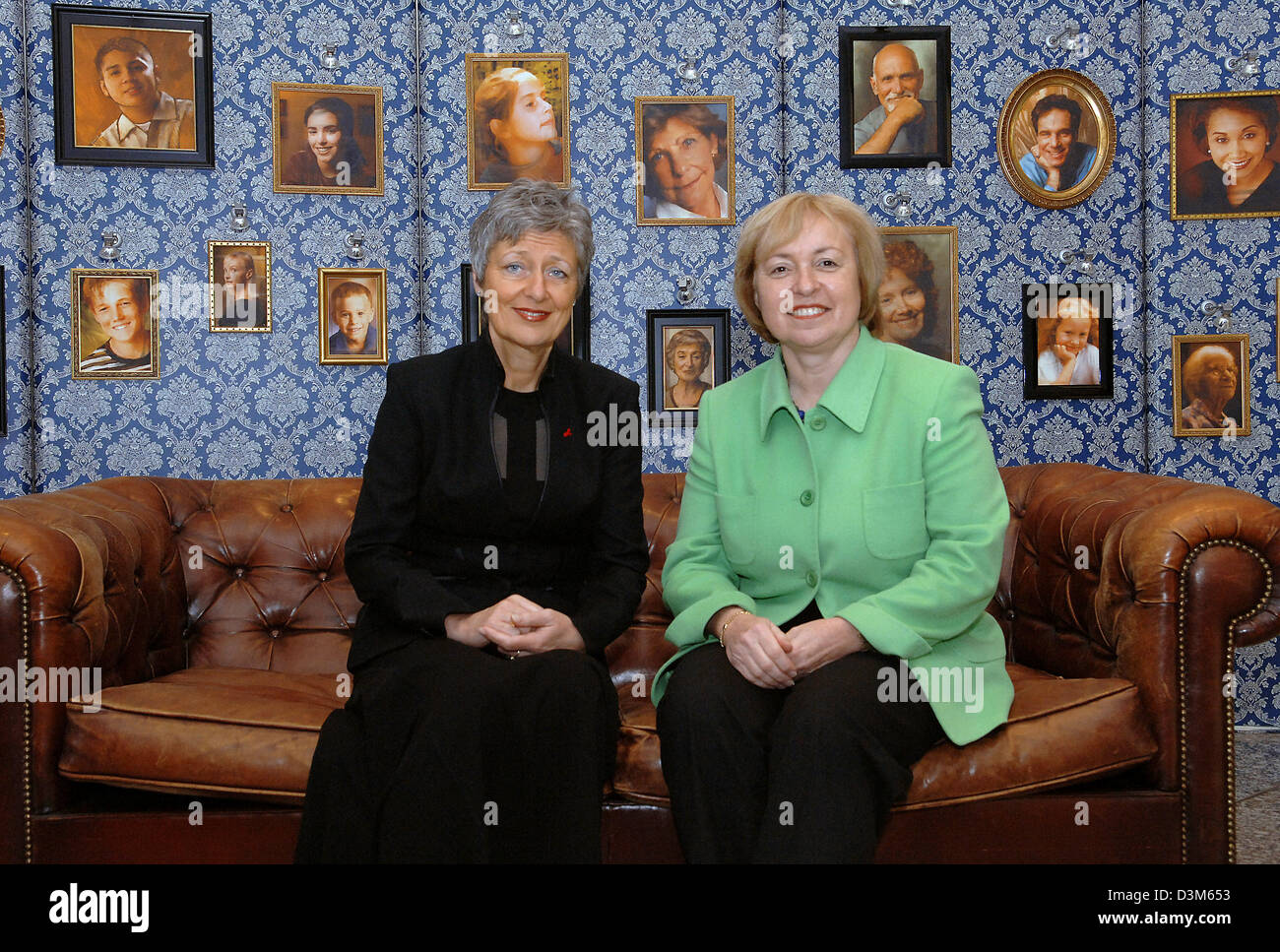 (Dpa) - sitzt Staatsminister Maria Boehmer (R), die deutsche Regierung neuen Kommissar für Migration, Flüchtlinge und Integration Marieluise Beck, der bisherige Amtsinhaber, auf einem Sofa in der Familie-Ministerium in Berlin, Deutschland, 1. Dezember 2005. Danach übergab Beck ihr Büro Boehmer. Foto: Steffen Kugler Stockfoto