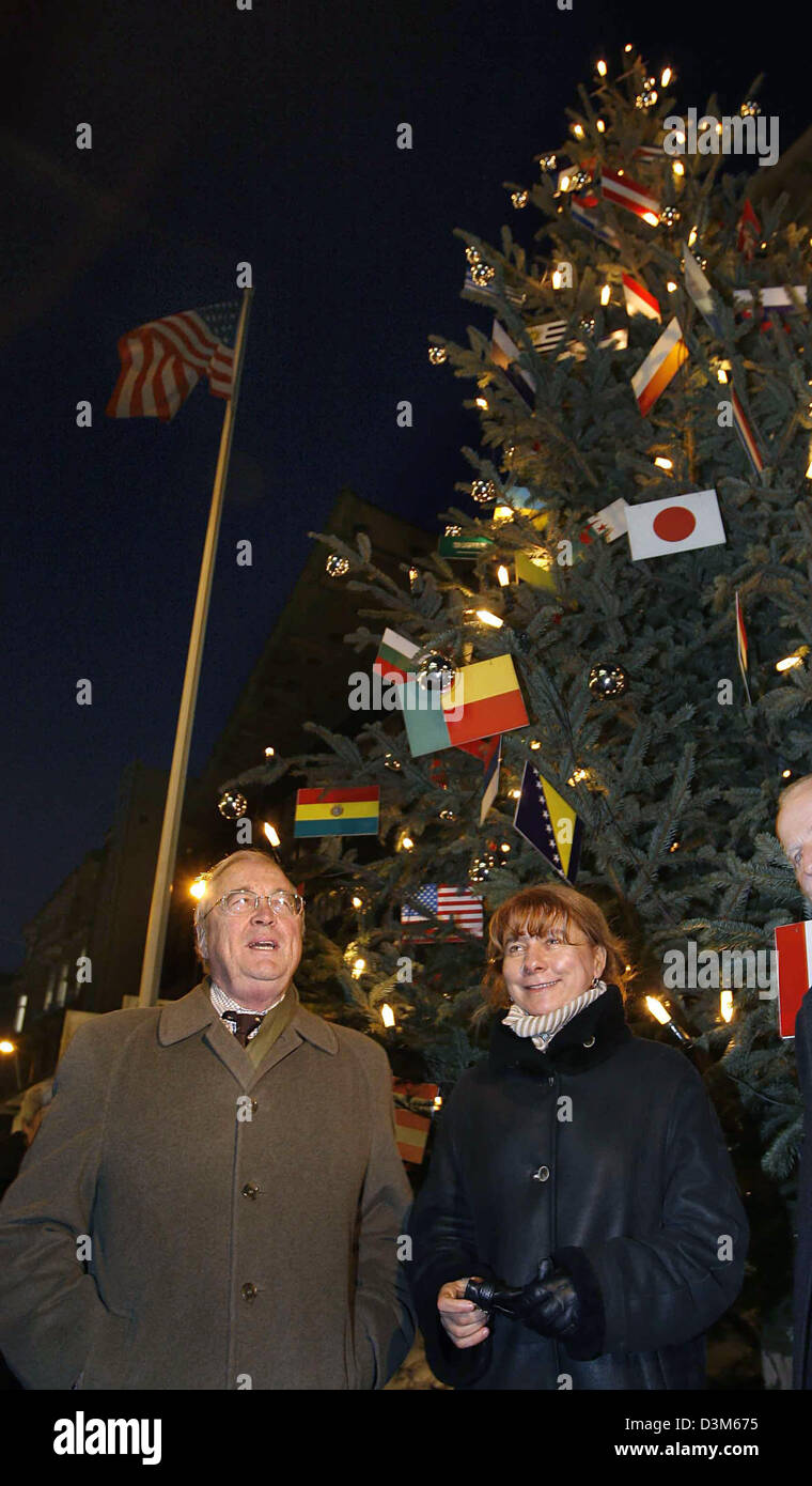 (Dpa) - US-Botschafter in Deutschland William R. Timken Jr. (L) vor ein geschmückter Weihnachtsbaum mit Svetlana Hildebrand, der Leiter des "Mauermuseum" an der berühmten ehemaligen Grenzübergang Checkpoint Charlie in Berlin, Freitag, 2. Dezember 2005 steht. Vor leuchtenden Weihnachtsbaum in einer öffentlichen Zeremonie, besuchten Timken das Mauermuseum am ehemaligen Checkpoint, w Stockfoto