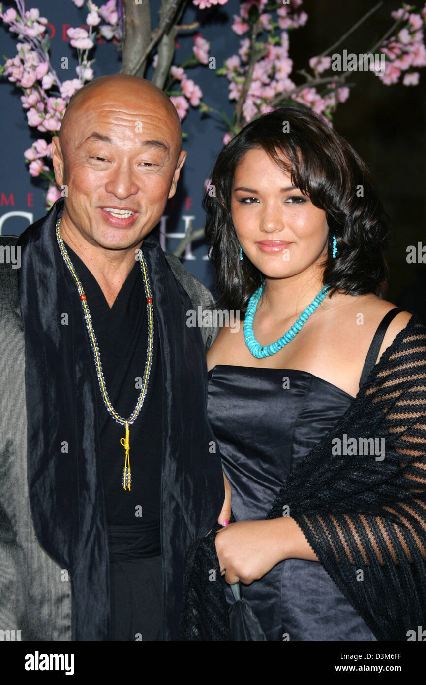 (Dpa) - japanischer Schauspieler Cary Tagawa und seine Tochter Brynne kommen bei der Premiere des Films "Memoirs Of A Geisha" in Los Angeles, USA, 4. Dezember 2005. Foto: Hubert Boesl Stockfoto