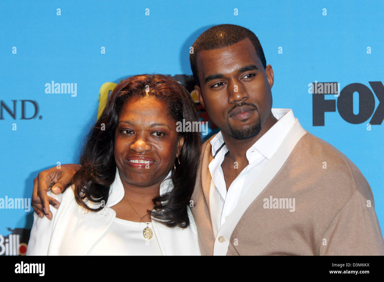 (Dpa) - US-Sängerin und Musikerin Kanye West (R) und seiner Mutter Donda stellen gemeinsam im MGM Grand Hotel in Las Vegas, USA, Dienstag, 6. Dezember 2005. West wurde mit dem Künstler Achievement Award bei den 2005 Billboard Music Awards ausgezeichnet. Foto: Hubert Boesl Stockfoto