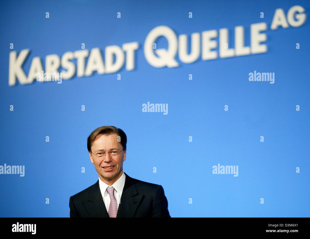 (Dpa) - lächelt KarstadtQuelle AG Vorsitzender Thomas Middelhoff während einer Pressekonferenz in Düsseldorf, Donnerstag, 8. Dezember 2005. Nach einem guten Start in die Weihnachtszeit erwartet KarstadtQuelle bis Ende des Jahres Wiederaufbau 2005 mit einem erfolgreichen Ergebnis. Nach KarstadtQuelle zeigt das wichtige Weihnachtsgeschäft "angenehm und regelmäßige" Ergebnisse. Foto: Feli Stockfoto