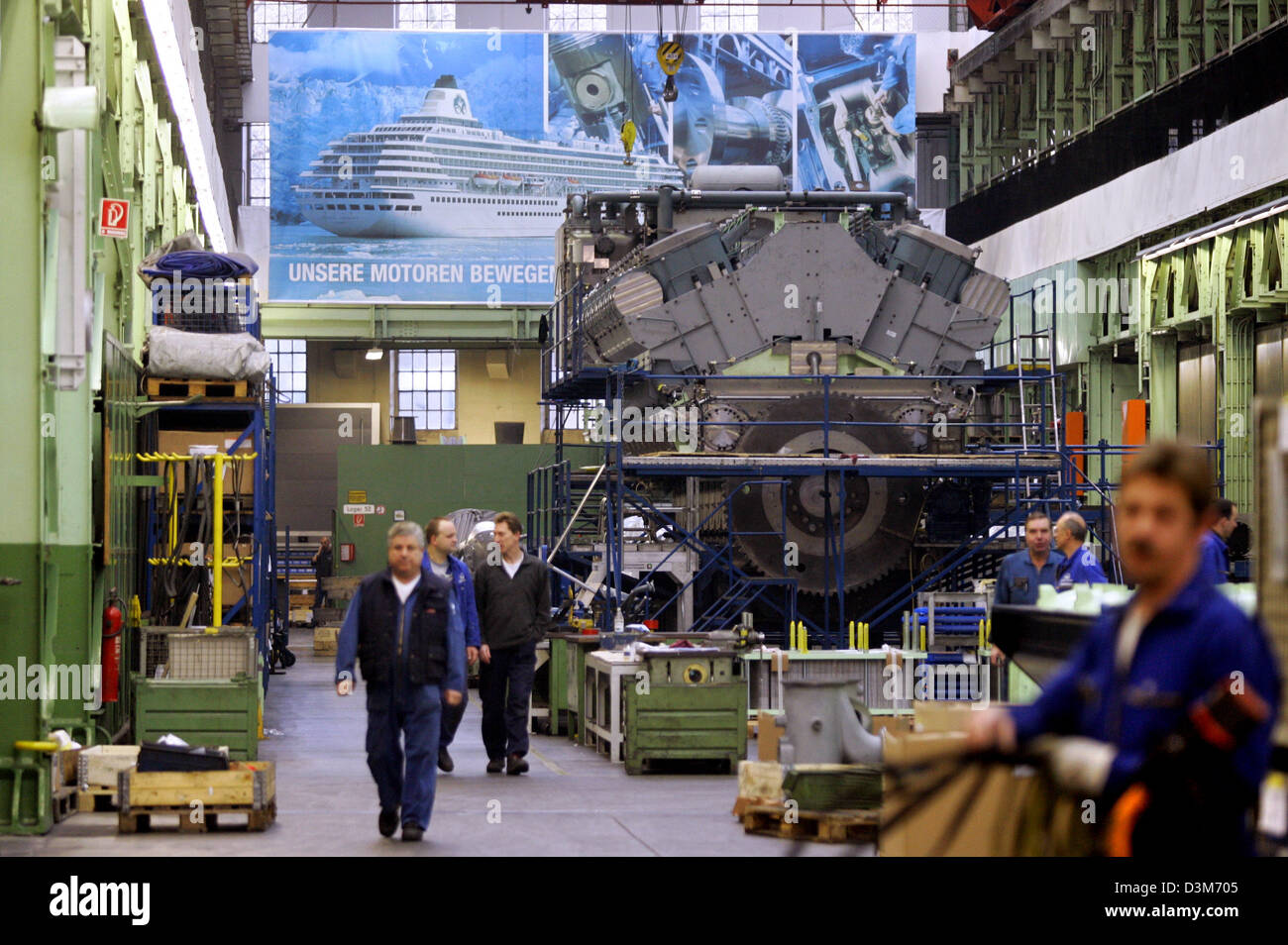 (Dpa) - Blick auf die Produktionshalle für Schiffsmotoren des Maschinenbauunternehmens Mann in Augsburg, Deutschland, 17. November 2005. Foto: Matthias Schrader Stockfoto