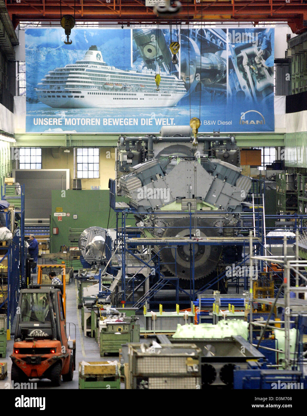 (Dpa) - Blick auf die Produktionshalle für Schiffsmotoren des Maschinenbauunternehmens Mann in Augsburg, Deutschland, 17. November 2005. Foto: Matthias Schrader Stockfoto