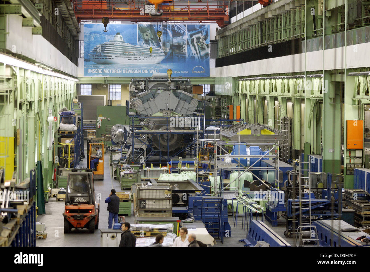 (Dpa) - Blick auf die Produktionshalle für Schiffsmotoren des Maschinenbauunternehmens Mann in Augsburg, Deutschland, 17. November 2005. Foto: Matthias Schrader Stockfoto