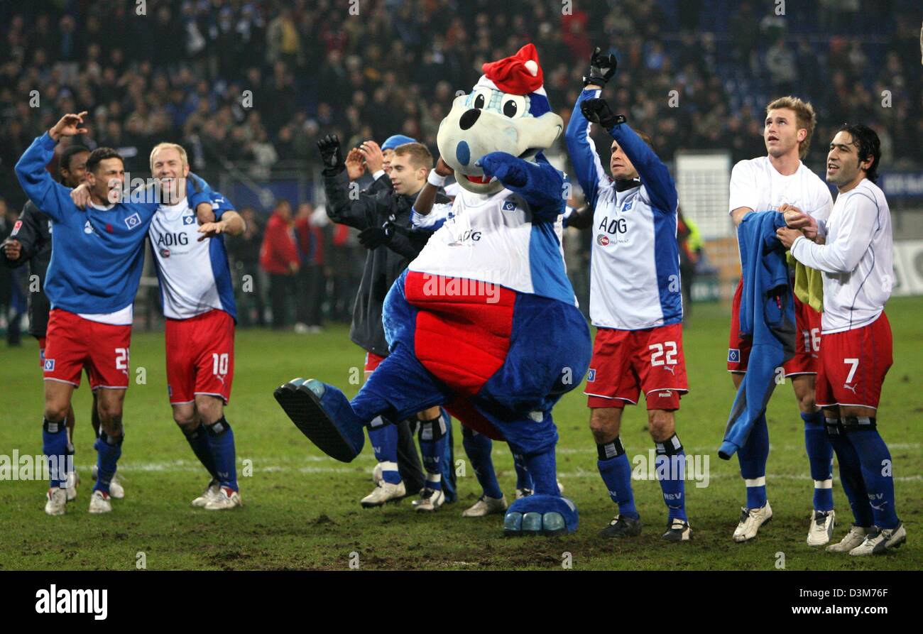 Dpa) - Hamburger SV-Spieler feiern zusammen mit ihrem Maskottchen ihrer 2:  1-Sieg nach die Bundesliga-Fußball-Spiel Hamburger SV vs. Hertha BSC Berlin  in der AOL Arena in Hamburg, Deutschland, 10. Dezember 2005. Foto: