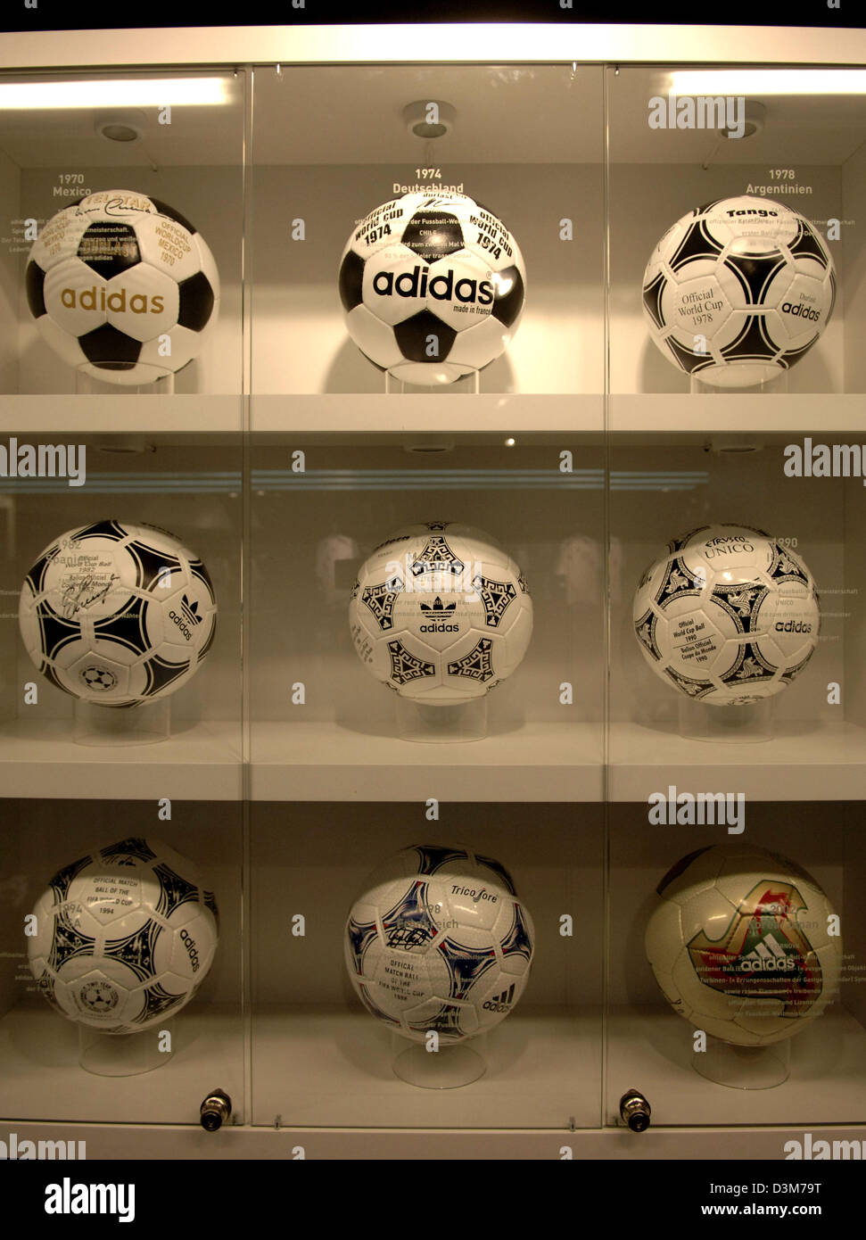 Dpa) - der früheren offiziellen WM Fußbälle, welche sportlichen waren  Hersteller Adidas produziert hat, sind auf dem Display in einer Vitrine auf  dem Karstadt Spiel und Sport in Berlin, Deutschland, 12. Dezember