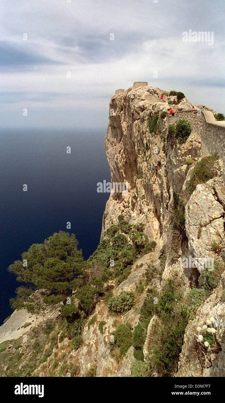 (Dpa-Datei) - das Bild zeigt einen Aussichtspunkt auf der Halbinsel Formentor, Spanien, 29. Juni 2004. Der Weg zum Cap de Formentor ist bekannt als einer der schönsten auf Mallorca. Befindet sich auf der Midway nach Formentor ist der abgebildete Aussichtspunkt "Mirador de Mal Pas" bietet einen wundervollen Anblick am steilen Küste der Insel. Foto: Thorsten Lang Stockfoto