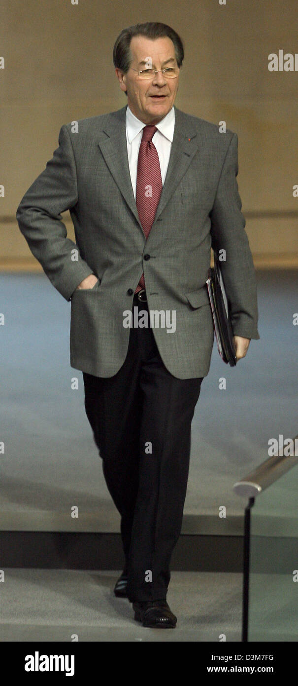 (Dpa) - erscheint Bundesminister für Arbeit und soziale Angelegenheiten Franz Muentefering im Deutschen Bundestag in Berlin, Deutschland, Donnerstag, 15. Dezember 2005. Müntefering wurde gebeten, den Deutschen Bundestag über ehemalige Bundeskanzler Schroeder Job bei Gazprom und andere berichtenswert Toics zu informieren, da war er der einzige verfügbare Regierungsvertreter. Foto: Tim Brakemeier Stockfoto