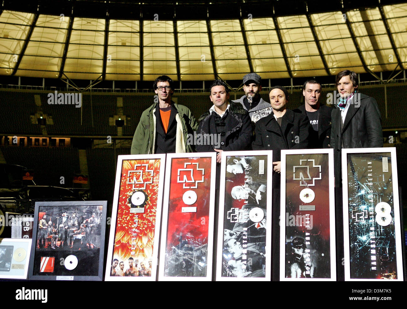 Dpa) - Mitglieder der deutschen rock-Band "Rammstein" hinter eine Auswahl  ihrer Auszeichnungen im Olympiastadion in Berlin, Deutschland, 16. Dezember  2005 stehen. Die Band wurde von ihrer Plattenfirma für ihre Aufnahme und DVD -Verkäufe