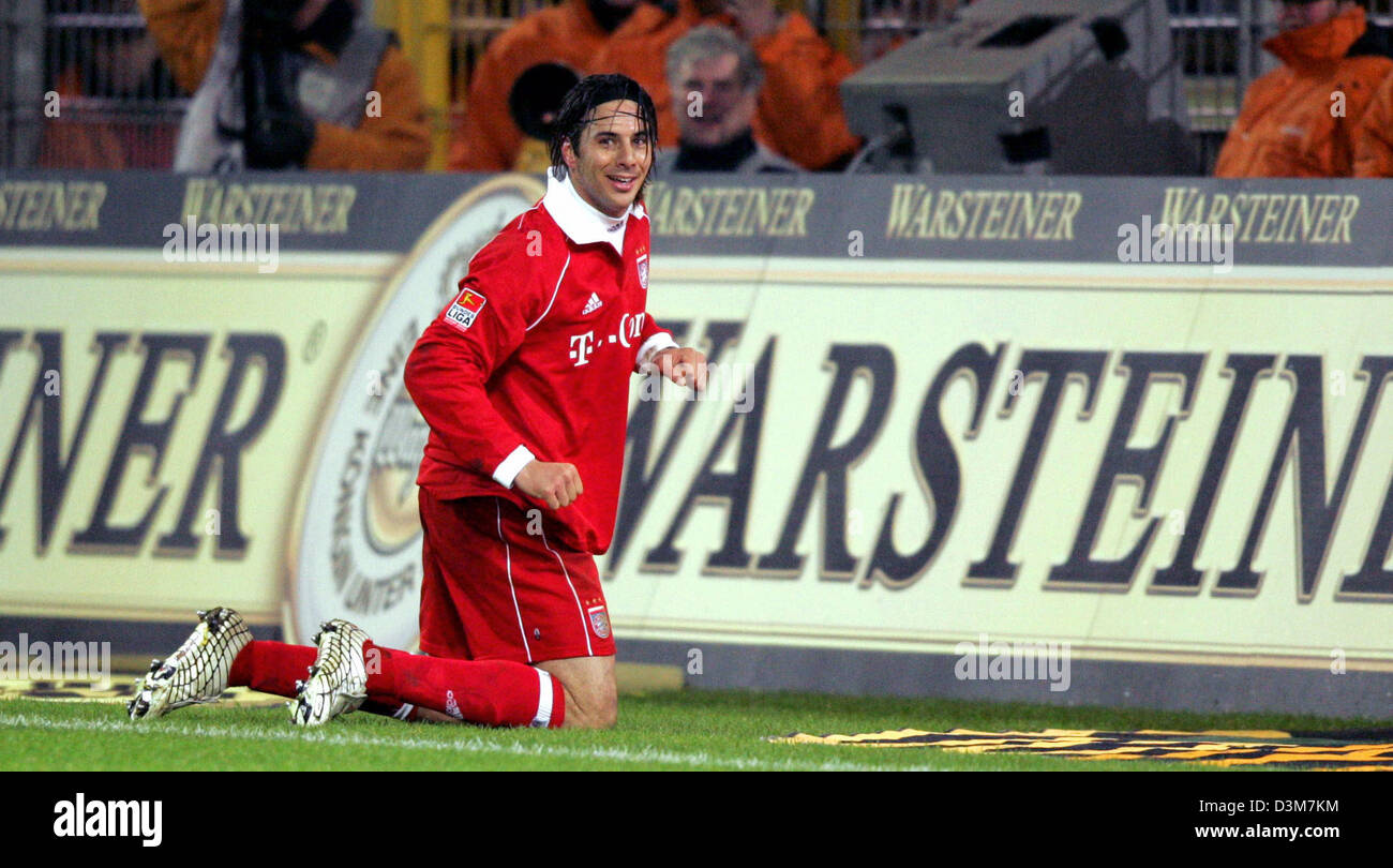 (Dpa) - feiert Münchens Claudio Pizarro nach seinem 2: 0-Ziel während der Fußball-Bundesliga-Spiel Borussia Dortmund vs. FC Bayern München im Signal Iduna Park in Dortmund, Deutschland, 17. Dezember 2005. Das Spiel endete 1: 2. Foto: Rolf Vennenbernd (Achtung: neue EMBARGO Bedingungen! Die DFL hat Veröffentlichung und weitere Verwertung der Bilder während des Spiels inklusive h verboten. Stockfoto