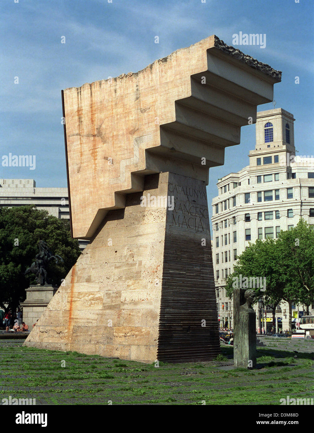 (Dpa-Datei) - das Foto zeigt das "Denkmal eine Marcia" vom katalanischen Bildhauer Josep Maria Subirachs, auch Ersteller die umstrittensten Zahlen an der Sagrada Familia, an der Placa de Catalunya in Barcelona, Spanien, 15. Juni 2002. Foto: Thorsten Lang Stockfoto