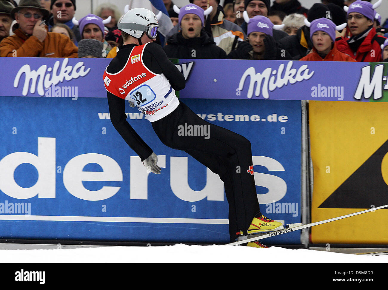 (Dpa) - deutscher Skispringer Maximilian Mechler rutscht nach seinem zweiten springen die Neujahrs Jump-Event des 54. FIS Vierschanzentournee in Garmisch-Partenkirchen, Deutschland, 1. Januar 2006. Mechler sprang 104,5 Meter um 48. auf 93,6 Punkte und 42nd in der Gesamt-ranking auf 177,9 Punkte Turnier zu beenden. Foto: Matthias Schrader Stockfoto