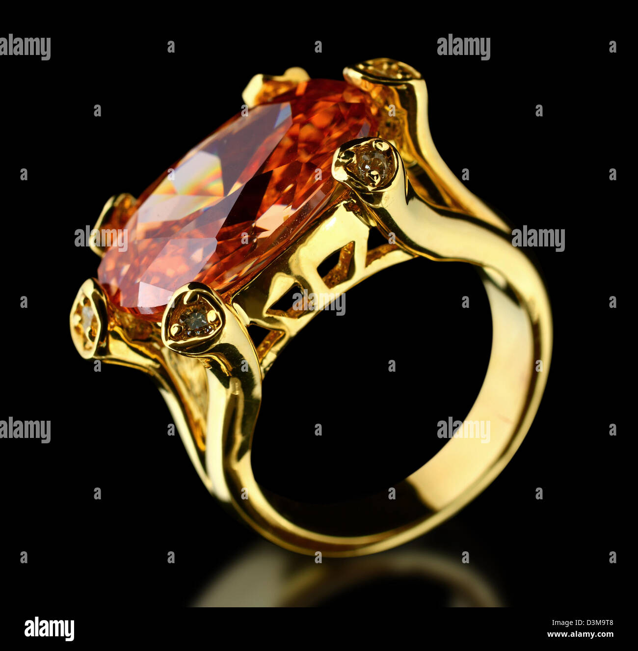 Gold Ring mit Edelstein auf schwarzem Hintergrund Stockfoto