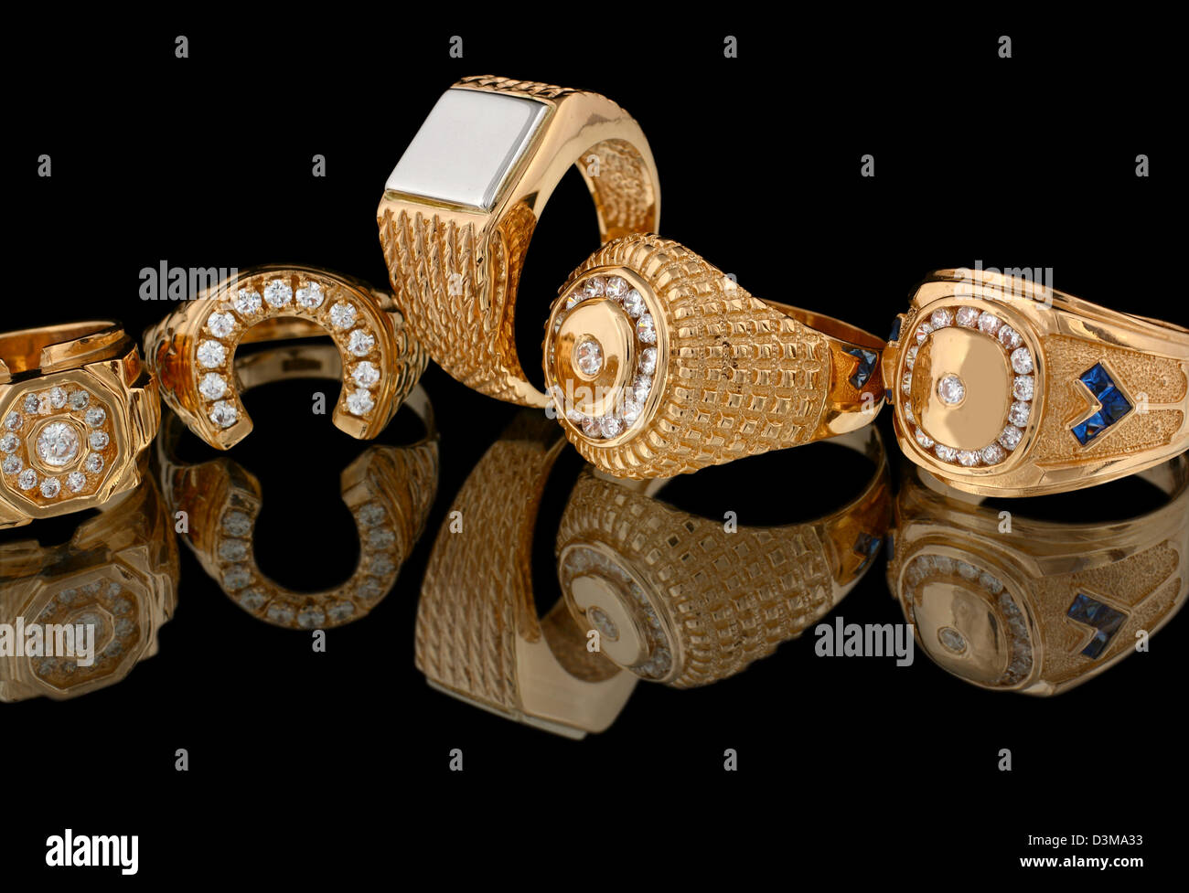 Goldene Ringe mit Diamanten auf schwarzem Hintergrund isoliert Stockfoto