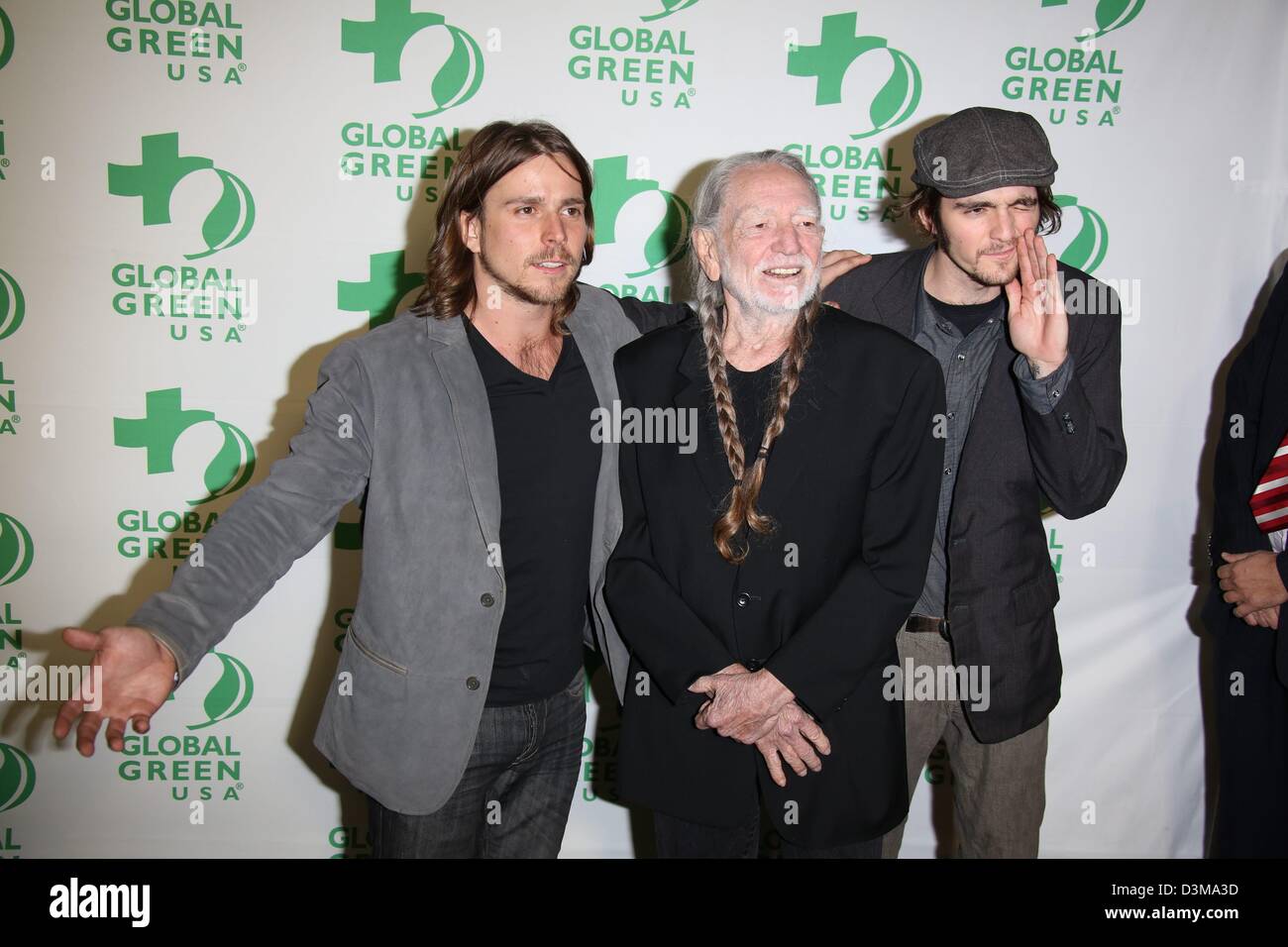 Willie Nelson und seine Söhne Lucas Autry Nelson (l) und Jacob Micah Nelson (r) kommen bei Global Green USA 10. Jahrestag-Pre-Oscar-Party im Avalon in Los Angeles, USA, am 20. Februar 2013. Foto: Hubert Boesl Stockfoto