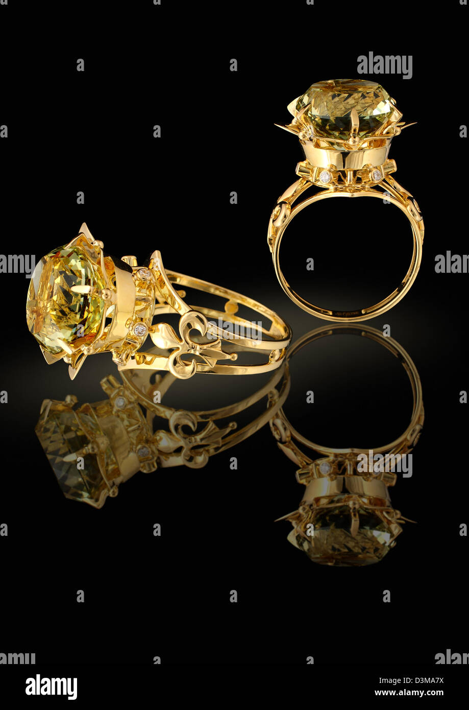 Goldring mit brillanten und Juwel auf schwarzem Hintergrund Stockfoto