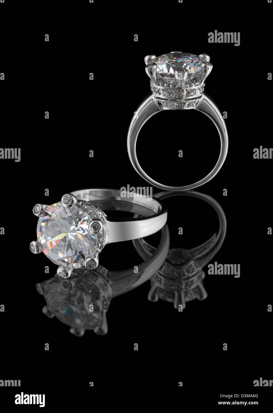 Ring mit großen Diamanten isoliert auf weißem Hintergrund Stockfoto