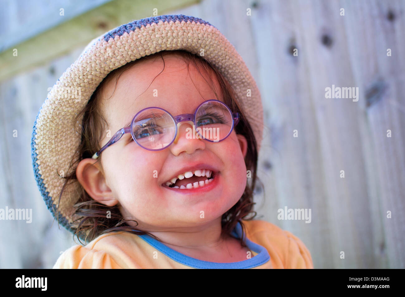 Mädchen, Kleinkind in Gläsern Stockfoto