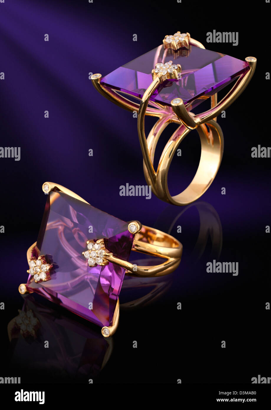 Gold Ring mit Edelstein und Difmonds auf Darck Hintergrund Stockfoto