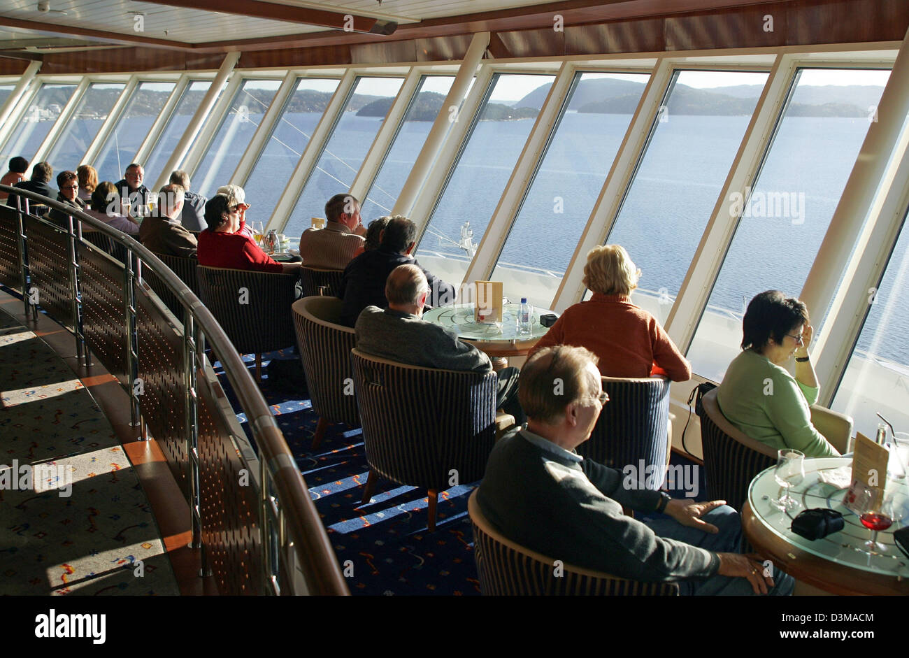 (Dpa) - Fluggäste genießen Sie den Blick aus einem riesigen Panoramafenster im Bistro Luxusschiff Fähre "Color Fantasy" in der Nähe von Oslo, Norwegen, 24. Oktober 2006. Die Ansicht wird von der Reederei Color auf der Strecke von Oslo, Norwegen nach Kiel, Deutschland durch den Oslo-Fjord das Luxusschiff Fähre "Color Fantasy" entnommen. Foto: Ingo Wagner Stockfoto