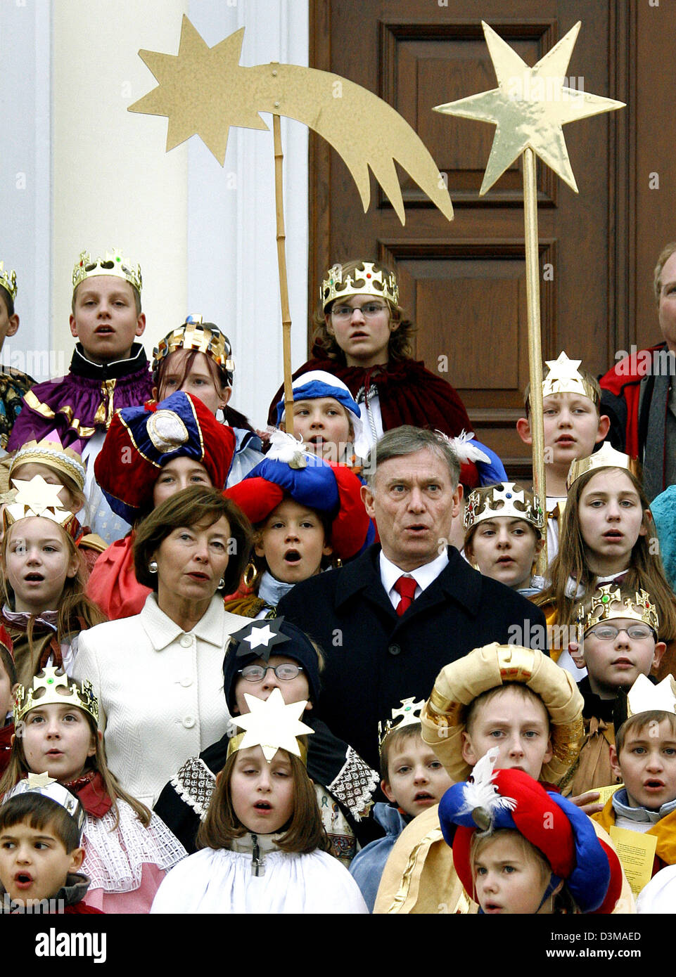 (Dpa) - das Bild zeigt, Bundespräsident Horst Köhler und seine Frau Eva singt Weihnachtslied und die "drei Könige" vor Schloss Bellevue in Berlin, Deutschland, Freitag, 6. Januar 2006. Foto: Wolfgang Kumm Stockfoto