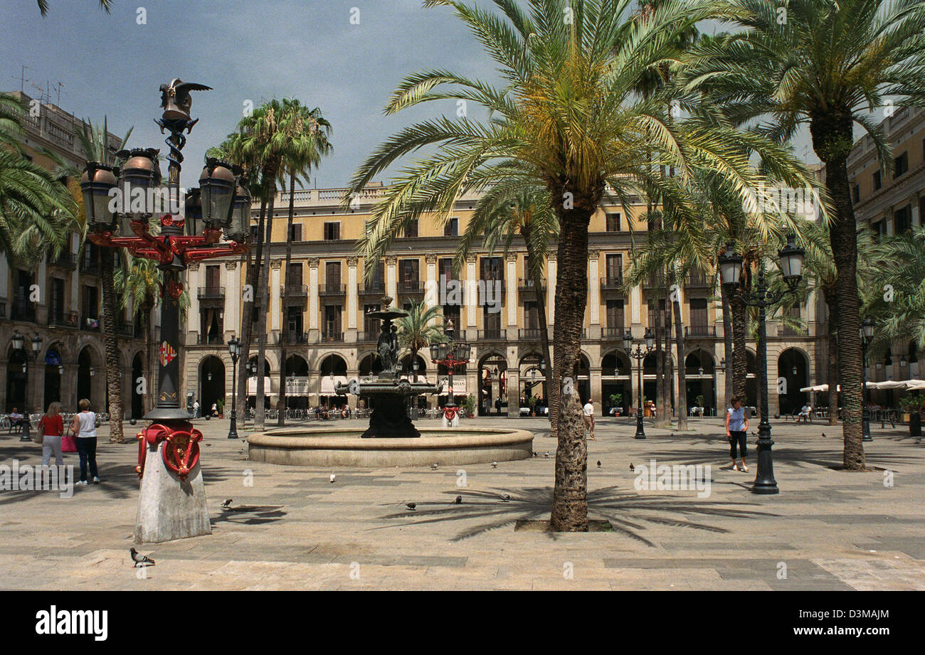 (Dpa-Dateien) - das Bild zeigt die Placa Reial (royal Square) Holzkreuz auf dem Gebiet der zerrissen, Kreuzgang von 1848 bis 1859 von Francesc Daniel ich Molina in Barcelona, Spanien, 21. Juni 2002. Der Charakter der das Quadrat mit drei Eingänge erreichbar ist geprägt von Palmen, Three Graces Fountain (R) und behelmten Laternen, die frühen Werke des berühmten spanischen Künstlers Antonio Gaudi sind. Stockfoto