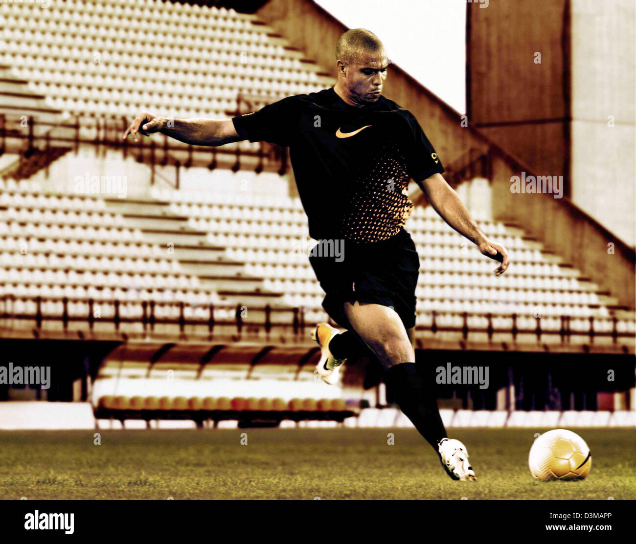 Brasilianische FuBball Superstar Ronaldo prasentiert seinen neuen Schuh fur die FIFA WM 2006 in die Allianz Arena in Munchen Deutschland Dienstag 10. Januar 2006. Der neue Schuh den Ronaldo wahrend de...