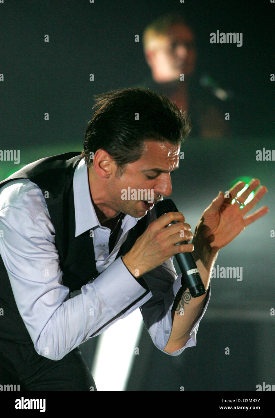 (Dpa) - Dave Gahan, Sänger der britischen pop-Band Depeche Mode, singt zu Beginn ihrer Europa-Tournee in Dresden, Deutschland, 13. Januar 2006. Die Band mit Hits wie "People Are People", "Stripped", "Alles zählt" und "Personal Jesus" mehr als 50 Millionen Tonträger verkauft und 10 Millionen Menschen in den letzten 25 Jahren durchgeführt. Die 250.000 Tickets für die 14 Konzerte in Deutschland sind alr Stockfoto