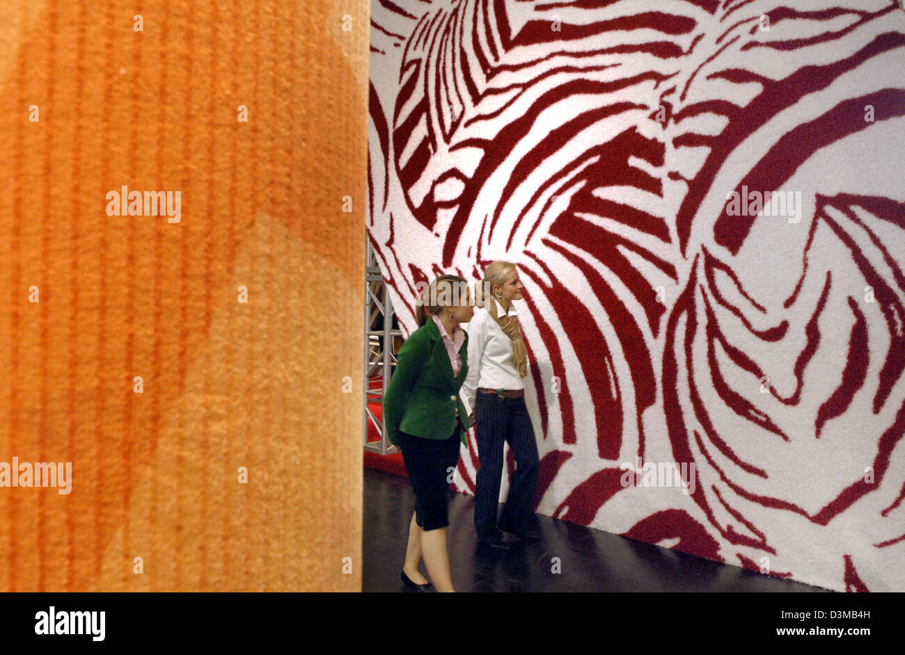 Dpa Exponate Mitarbeiter Mitglieder Grosse Pass Auf Der Domotex