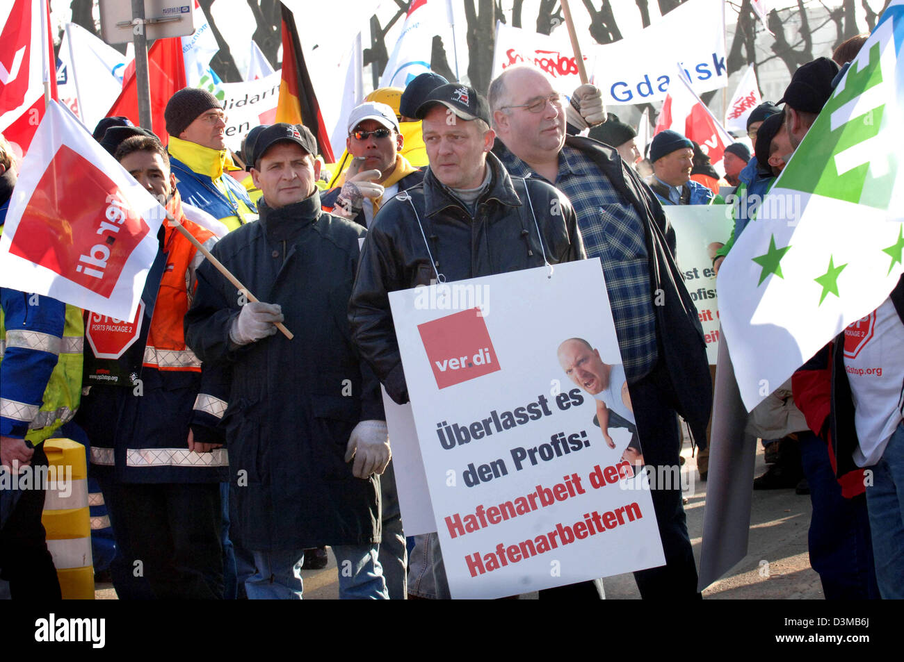 Hafenarbeiter aus Hamburg und Bremen, Deutschland demonstrieren in Straßburg, Frankreich, Montag, 16. Januar 2006. Etwa 7.000 dock Arbeiter in insgesamt aus 15 europäischen Ländern Protest in Straßburg die geplante EU-Hafen-Richtlinien. Die Domonstrators bildeten einen Protestmarsch von der Innenstadt von Straßburg zum Europäischen Parlament. Dienstag, 17. Januar 2006 werden die geplanten Richtlinien Stockfoto