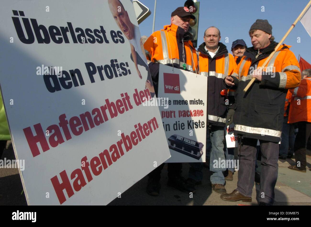 (Dpa) - demonstrieren Hafenarbeiter aus Hamburg in Straßburg, Frankreich, Montag, 16. Januar 2006. Etwa 7.000 dock Arbeiter in insgesamt aus 15 europäischen Ländern Protest in Straßburg die geplante EU-Hafen-Richtlinien. Die Domonstrators bildeten einen Protestmarsch von der Innenstadt von Straßburg zum Europäischen Parlament. Dienstag, 17. Januar 2006 werden die geplanten Richtlinien di Stockfoto