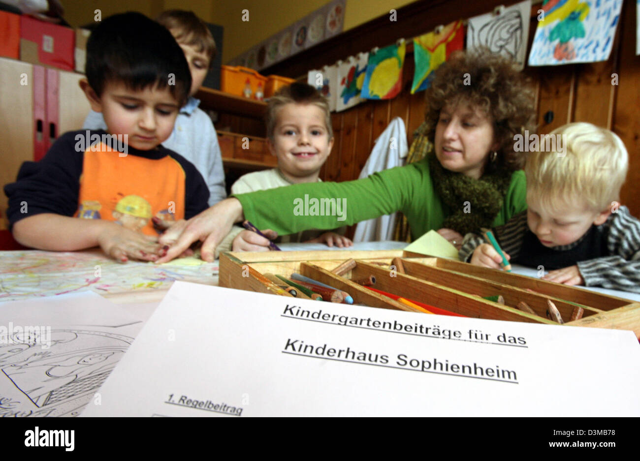 (Dpa) - das symbolische Bild zeigt Kinder Bilder malen im evangelischen Kindergarten in Michelau, Deutschland, Montag, 16. Januar 2006. Im Vordergrund liegt der Institution Skala von Gebühren und Provisionen. (Siehe Abbildung für Kindergarten-Gebühr-Thema). Als SPD-Bundesministerin für Familie Bundesfamilienministerin von der Leyen (CDU) plädiert für einen Besuch des freien Kindergartens auf lange Sicht. Stockfoto