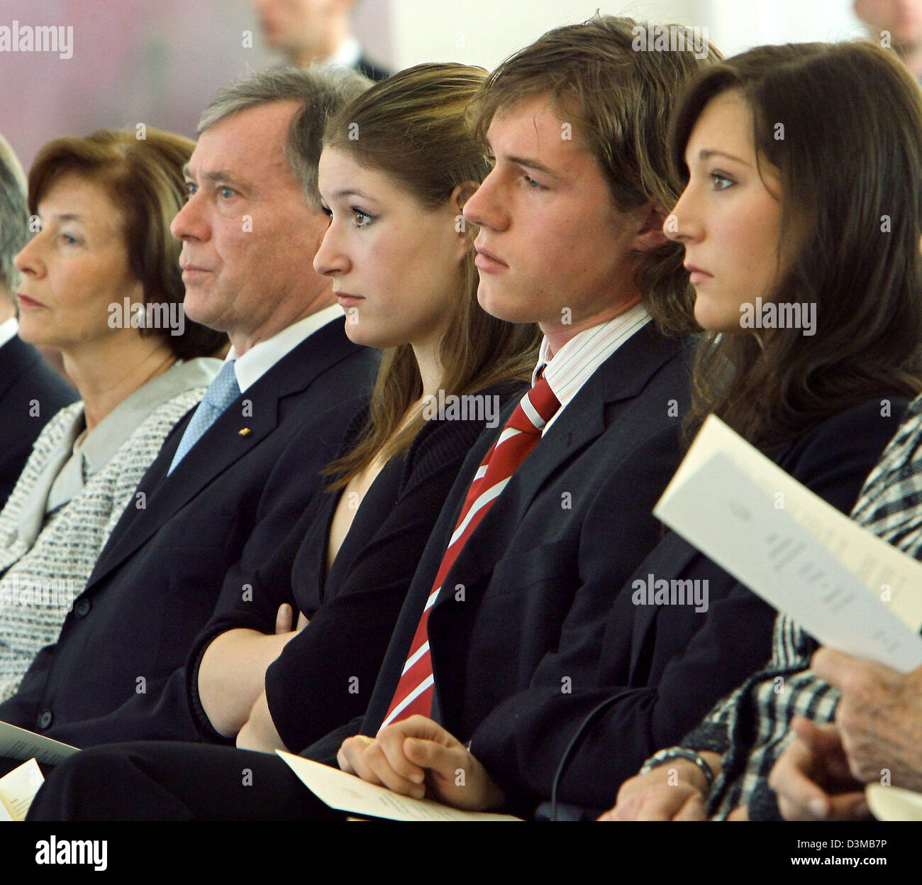 Zusammen mit seiner Frau Eva Luise Köhler (L) und die Kinder des ehemaligen deutschen Bundespräsidenten Johannes Rau, Anna (C), Philip (2. v. R) und Laura (R), der deutsche Bundespräsident Horst Köhler hört eine Bach-Sonate bei einem Empfang auf den Anlass der Rau 75. Geburtstag in der Residenz Bellevue in Berlin, Deutschland, Montag 16 Jänner 2006. Aus gesundheitlichen Gründen verhindert Johannes Rau zu Teil himsel Stockfoto