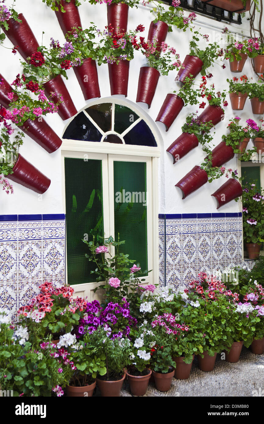 Typischen andalusischen Patio mit Blumen an das Festival de Patios de Cordoba Menschheit Erbe fest im Mai Stockfoto