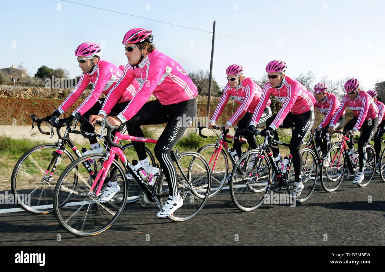 (Dpa) - Team T-Mobile Profis (L-R) Giuseppe Guerini, Jan Ullrich und Oscar Sevilla, Andre Greipel, Andreas Klier, Kim Kirchen in Aktion während einer Übung in Cala d ' or auf der Insel Mallorca, Spanien, Sonntag, 15. Januar 2006. Die neugestalteten 29-köpfiges Team bereit für die kommende Saison im Team der traditionellen Trainingslager auf der Insel. Foto: Gero Breloer Stockfoto