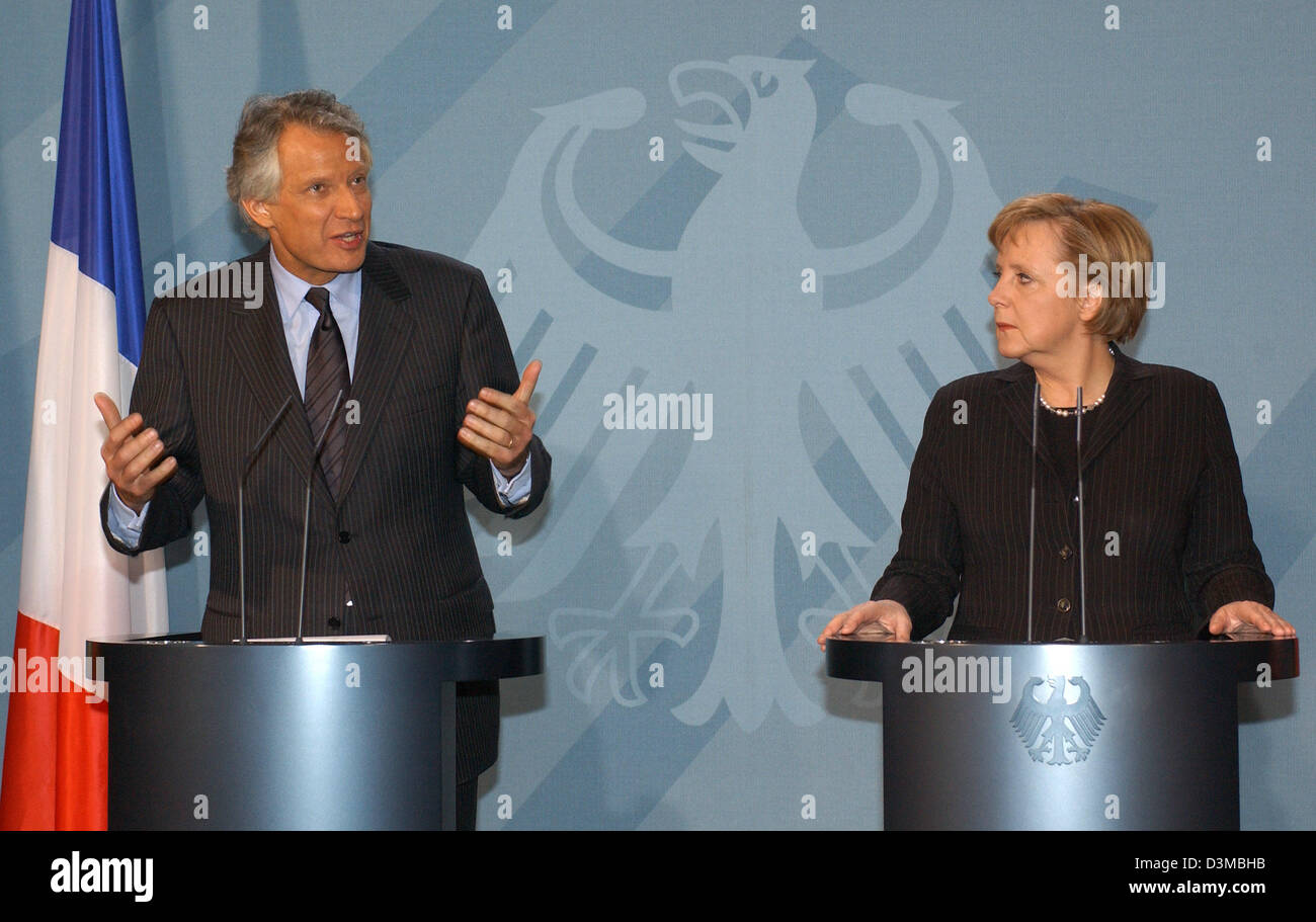 (Dpa) - Fragen Französisch Premier Dominique de Villepin (L) und die deutsche Bundeskanzlerin Angela Merkel Antwort während einer Pressekonferenz im Bundeskanzleramt in Berlin, Mittwoch, 18. Januar 2006. Deutschland und Frankreich planen, eine breite internationale Union gegen Irans nukleare Agenda Politik zu gruppieren. Merkel sagte, dass die kommende Sitzung der Internationalen Atomenergie-Organisation (IAEO) sollte Stockfoto