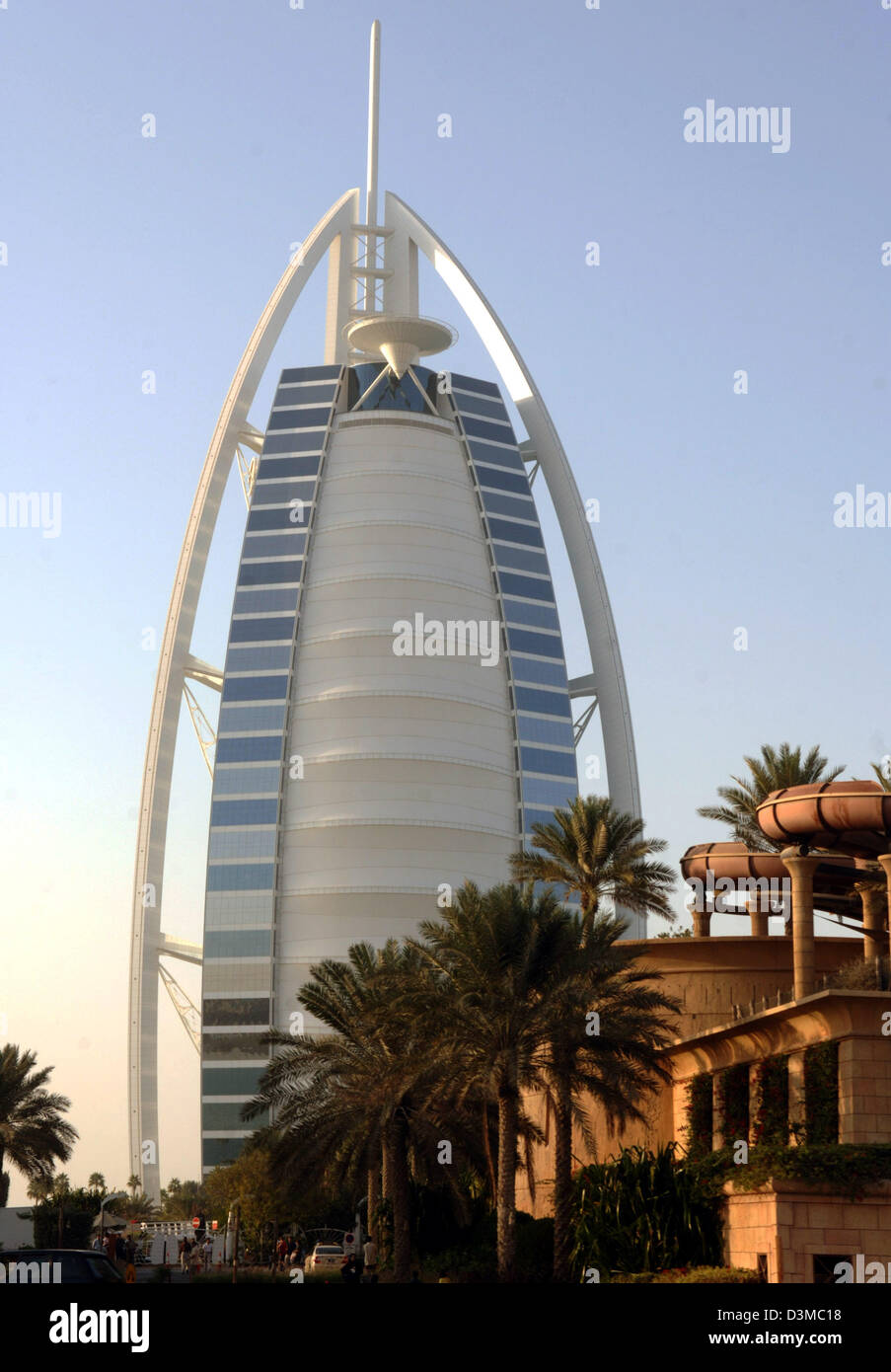 Das Bild zeigt die für Weg sichtbar basierend auf einem Segel-Luxus-Hotel Burj al Arab, auch genannt The Arabian Tower in Dubai City, Vereinigte Arabische Emirate, 12. Januar 2006. Das Hotel liegt auf einer kleinen künstlichen Inseln inmitten des Meeres und ist die höchste Luxus-Unterkunft der Welt mit einer Höhe von 321 Metern. Foto: Bernd Weissbrod Stockfoto