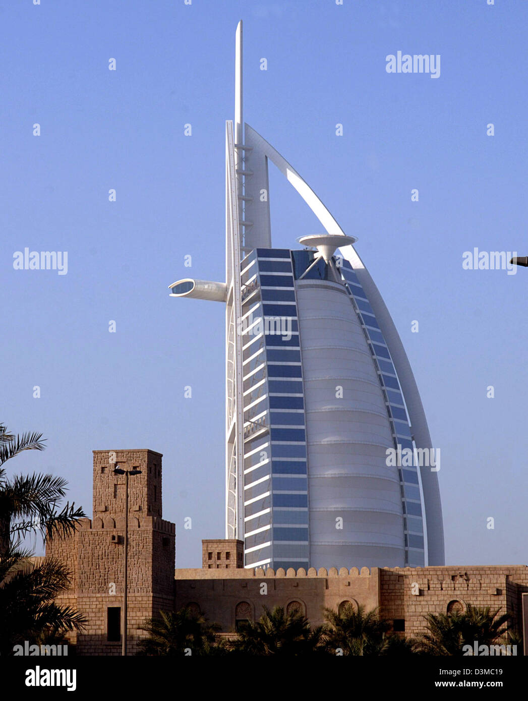Das Bild zeigt die für Weg sichtbar basierend auf einem Segel-Luxus-Hotel Burj al Arab, auch genannt The Arabian Tower in Dubai City, Vereinigte Arabische Emirate, 12. Januar 2006. Im Vordergrund ist ein traditionell gebauten Gebäude. Das Hotel liegt auf einer kleinen künstlichen Inseln inmitten des Meeres und ist die höchste Luxus-Unterkunft der Welt mit einer Höhe von 321 Metern. P Stockfoto
