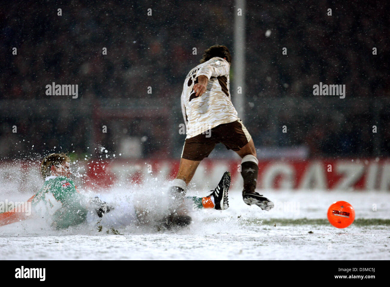 FC St. Pauli Fabio Moreno (R) kämpft mit Werder Tim Borowski nach dem Ball während der Fußball-DFB-Pokal-Viertelfinale im Millerntor-Stadion in Hamburg, Deutschland, 25. Januar 2006 entsprechen. Auf eine Schnee-Stellplaetze-Amateur-Club erweiterte St. Pauli das Halbfinale mit einem 3: 1-Sieg. Foto: Kay Nietfeld Stockfoto