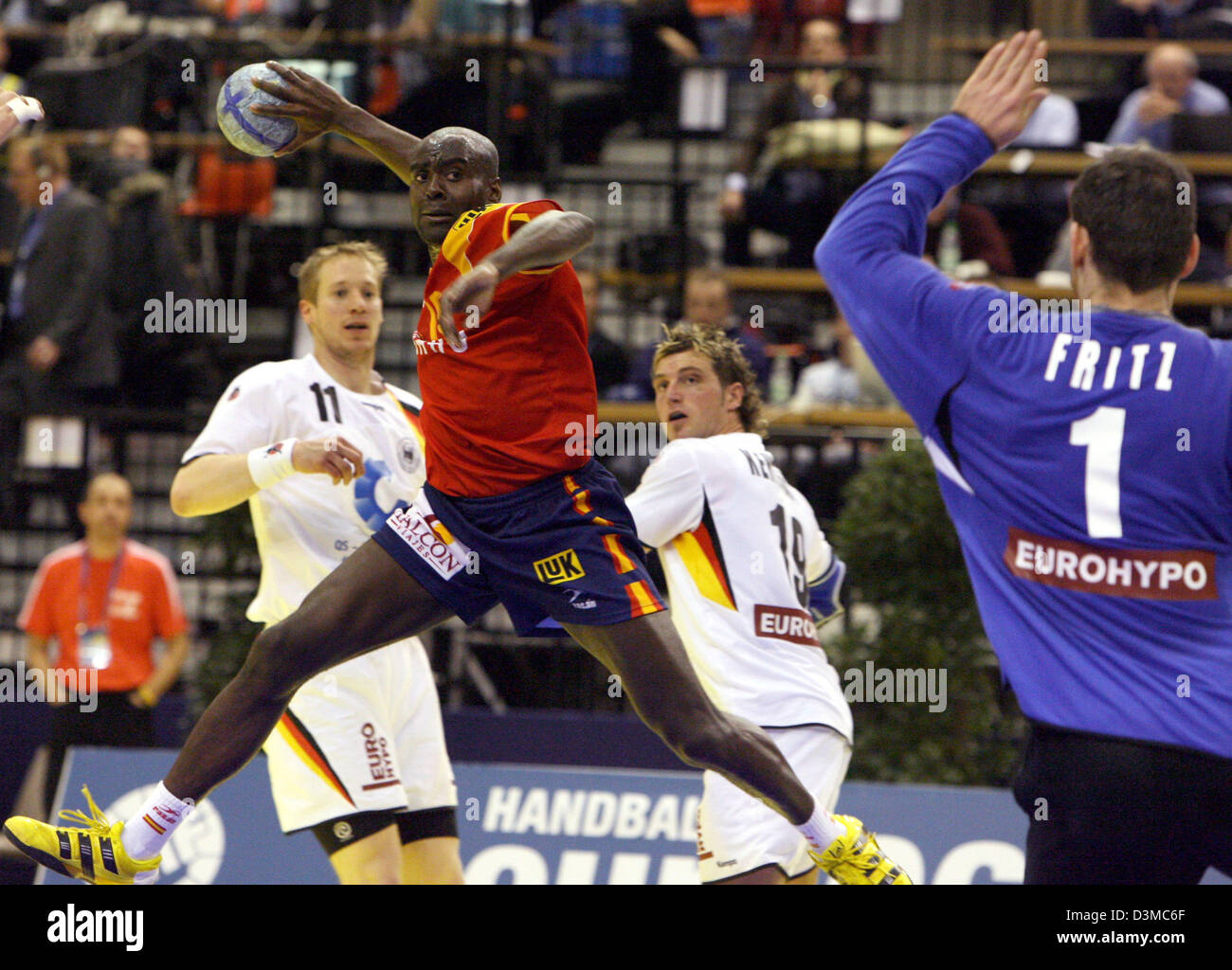 Spanische nationale Handball Spieler David Davis Camara punktet im ersten Spiel der Vorrunde in der Herren Handball-Europameisterschaft in Basel, Schweiz, Donnerstag, 26. Januar 2006. Deutschen Torhüter Henning Fritz ist im Bild auf der rechten Seite. Das Prelimiary Spiel Deutschland Vs Spanien mit einem 31-31-Unentschieden endete. Foto: Patrick Seeger Stockfoto