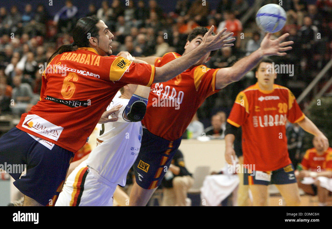 Spanische nationale Handballer Ruben Garabaya Arenen (L) und Mateo Garralda Larumbe (R) Tauchen für den Ball in das erste Spiel der Vorrunde bei der Herren Handball-Europameisterschaft in Basel, Schweiz, Donnerstag, 26. Januar 2006. Das erste Spiel Deutschland Vs Spanien endete mit einer 31-31-Krawatte. Foto: Patrick Seeger Stockfoto