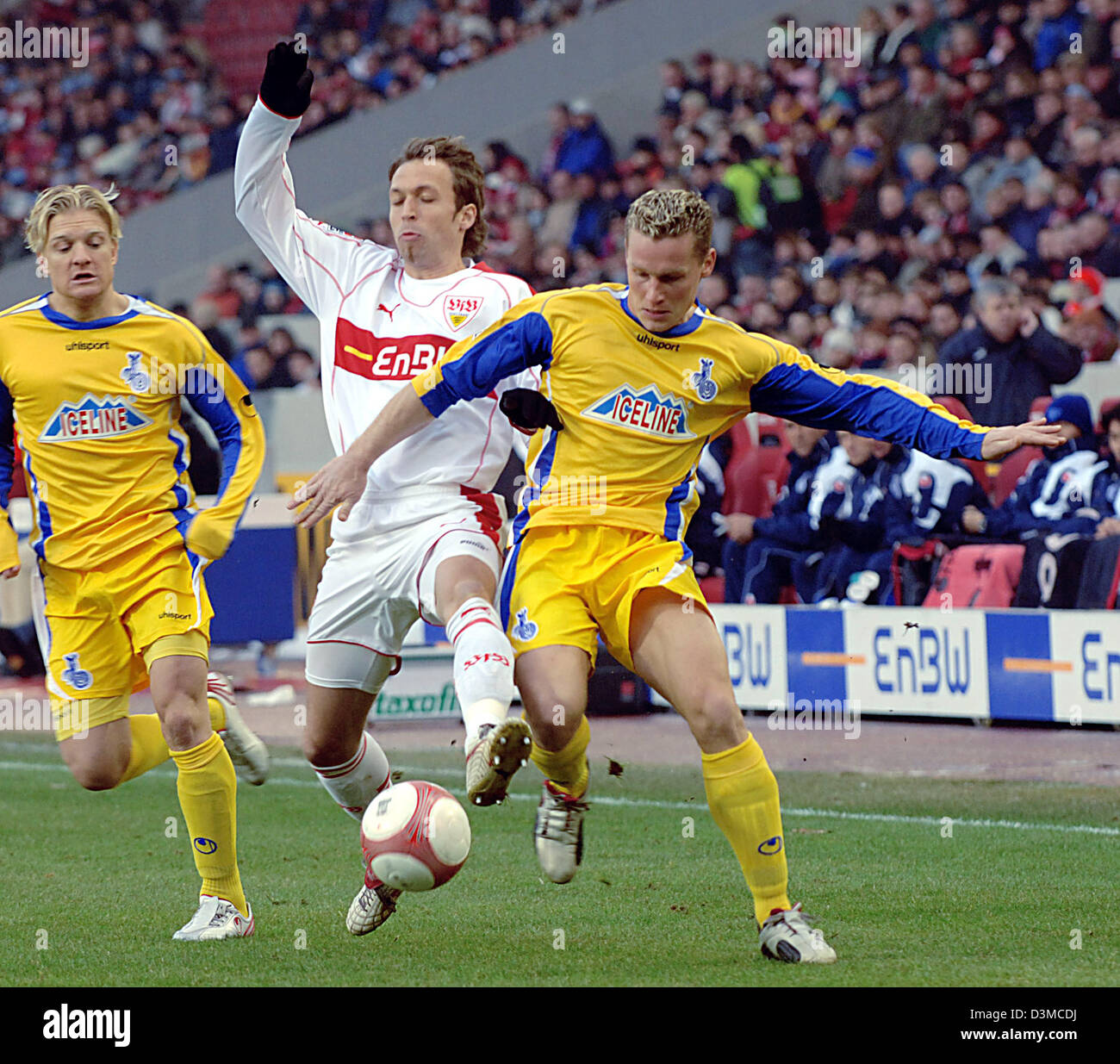 Andreas Hinkel (C) Stuttgart und Markus Kurth (R) Duisburg wetteifern um die Kugel während der Bundesliga-Spiel VfB Stuttgart Vs MSV Duisburg in der Gottlieb-Daimler-Stadion in Stuttgart, Deutschland, 28. Januar 2006. Stuttgart verliert das Spiel 0-1. Foto: JuliaWeissbrod Stockfoto