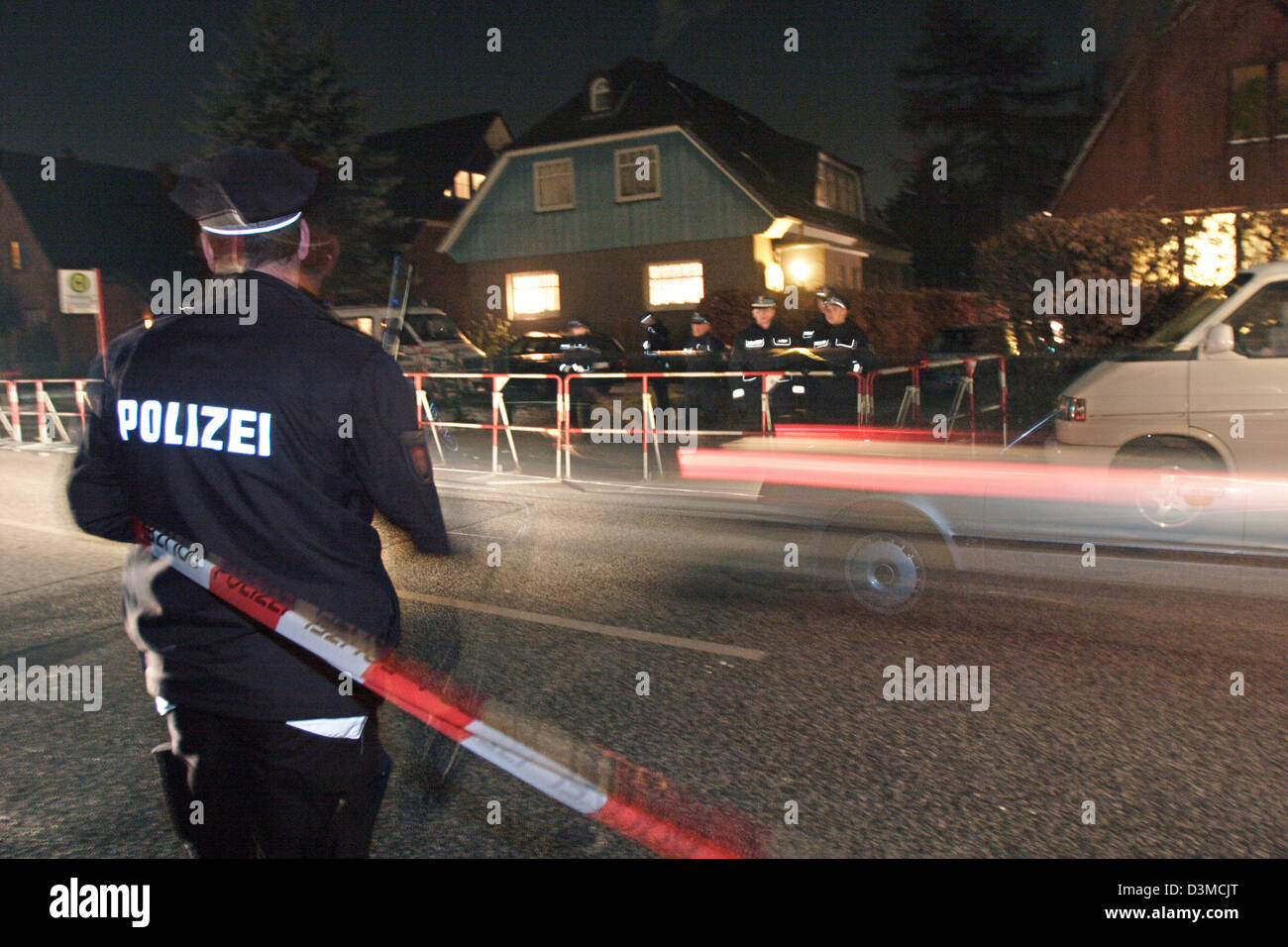 Polizisten sichern das Haus, wo US Popstar Michael Jackson ...